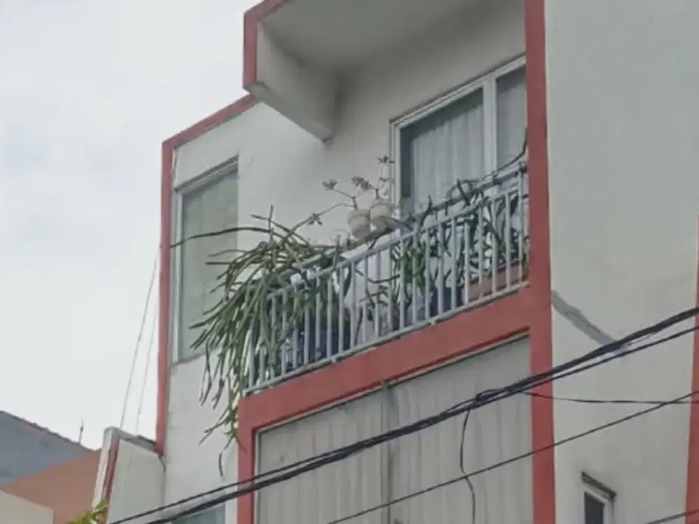 RUMAH 3 LANTAI, GREEN VILLE