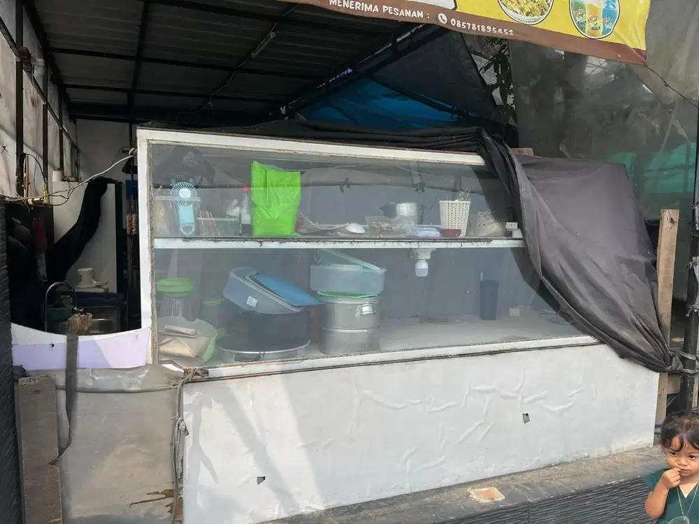 Etalase jualan bekas