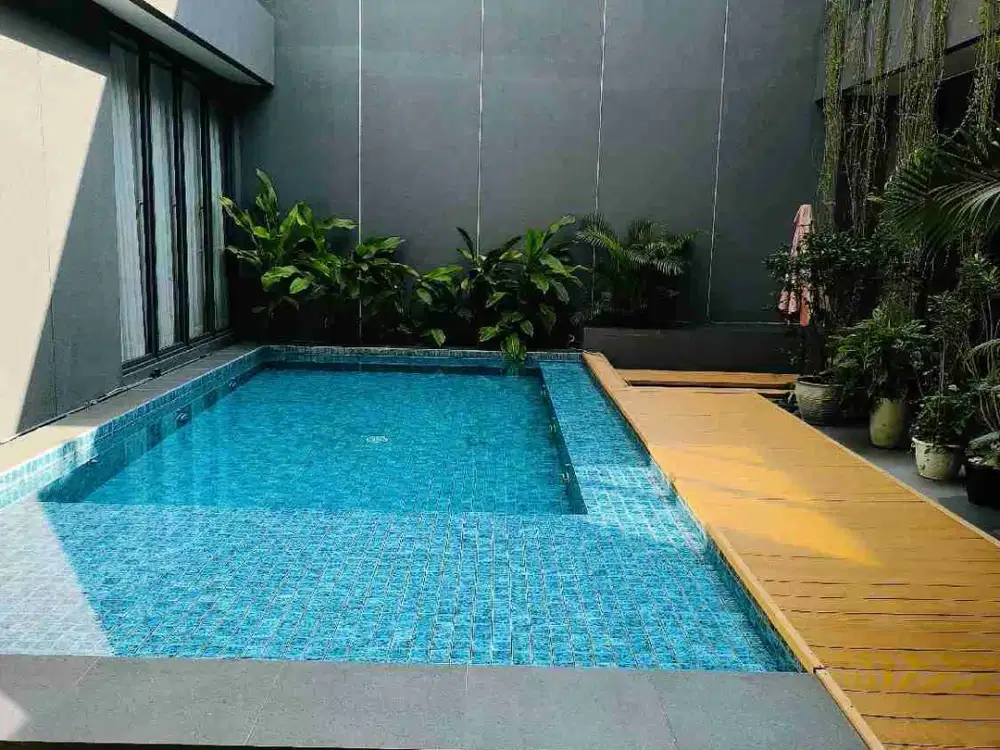 Rumah Sunter Agung tengah ada kolam renang