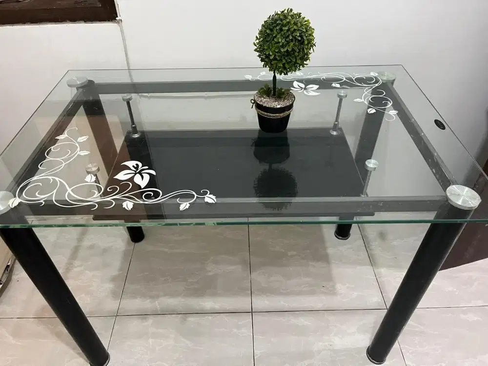 Meja makan bekas