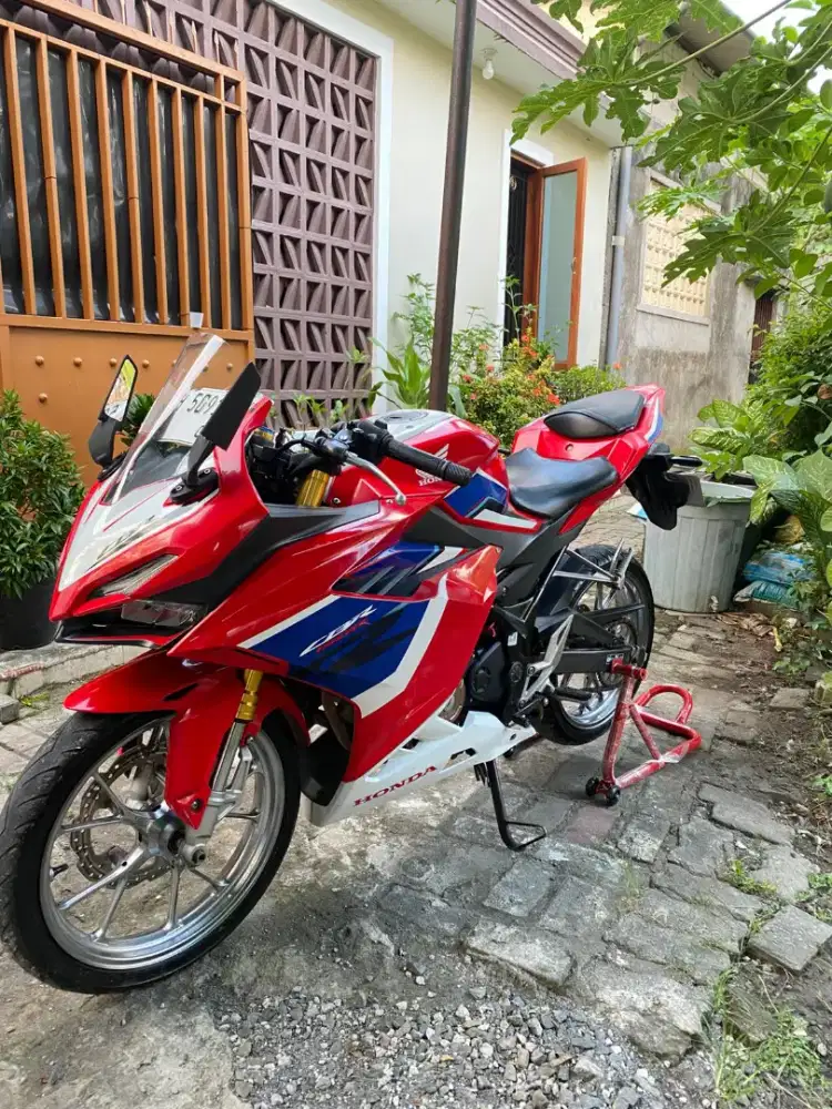 CBR 150 R 2021.