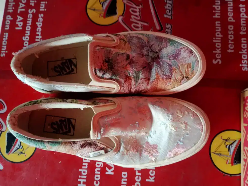 Di jual sepatu cewek merk vans bran original ukuran 40,5