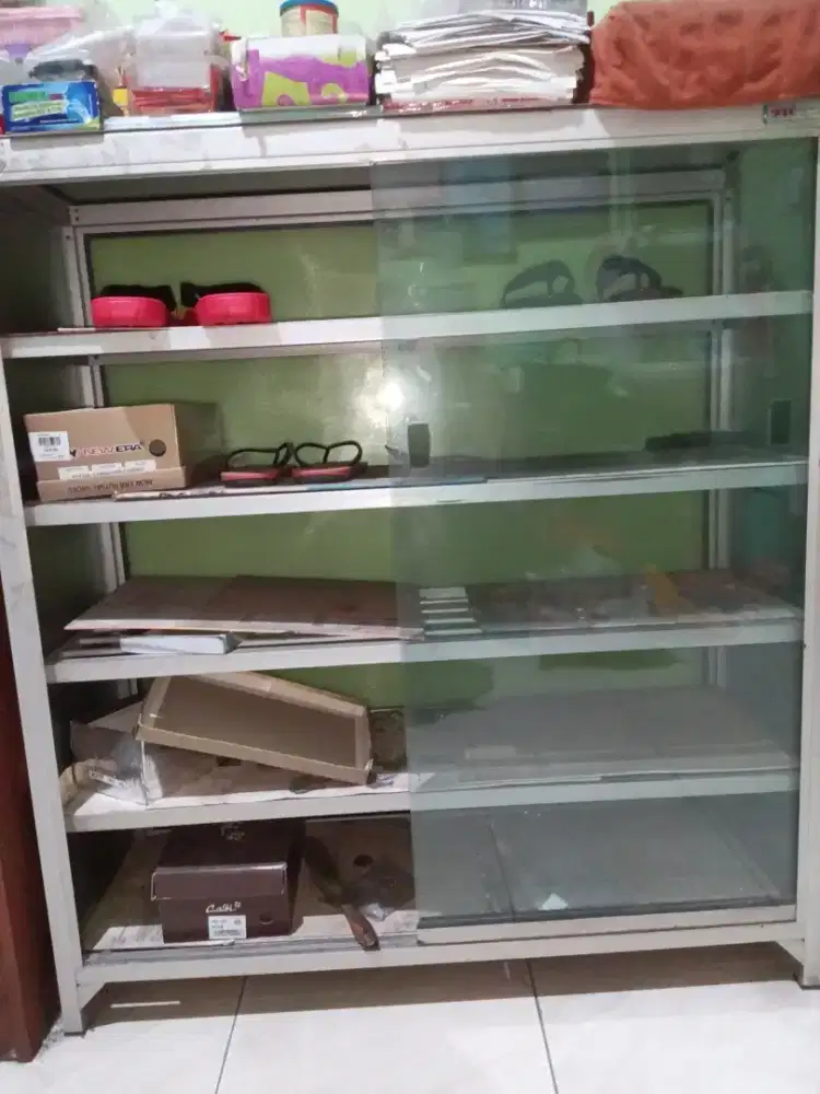 Rak etalase aluminium