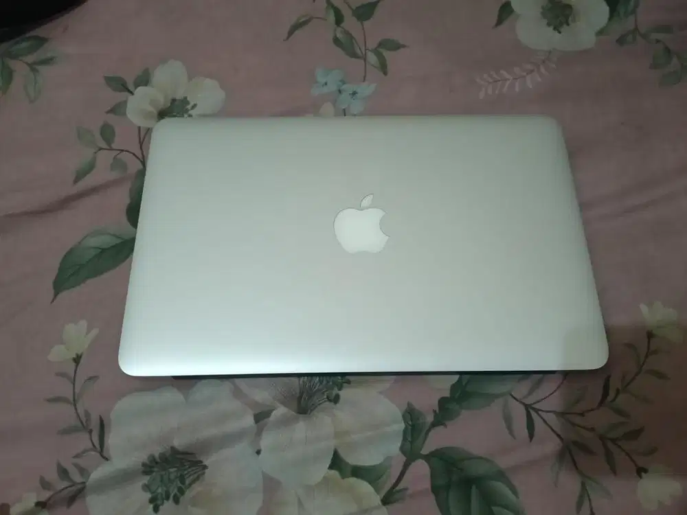 Dijual MacBook Air MID 2012 , 11 inch. Core l.5 ram 4Gb SSD 128 Gb