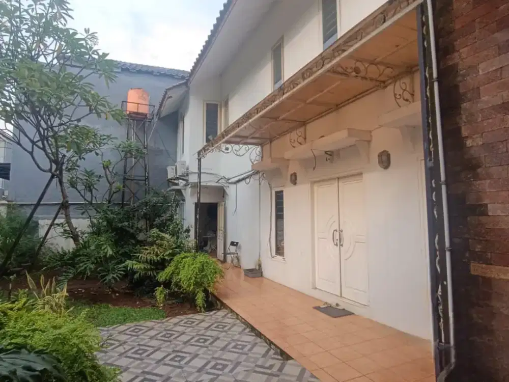 3 Rumah nyaman dan asri dengan halaman yg luas di Jagakarsa, pinggir jalan