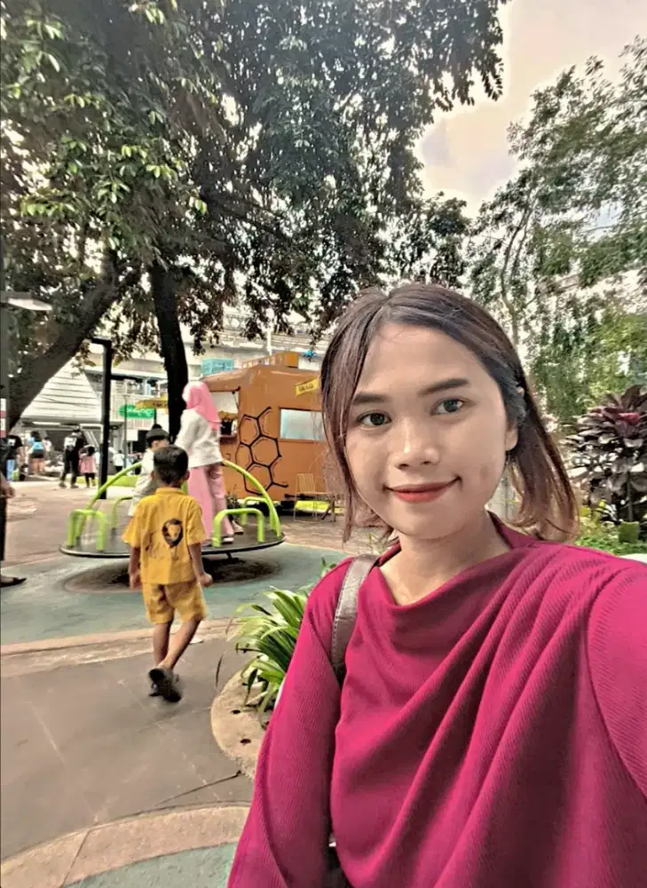 Mencari pekerjaan seperti pembantu rumah tangga,