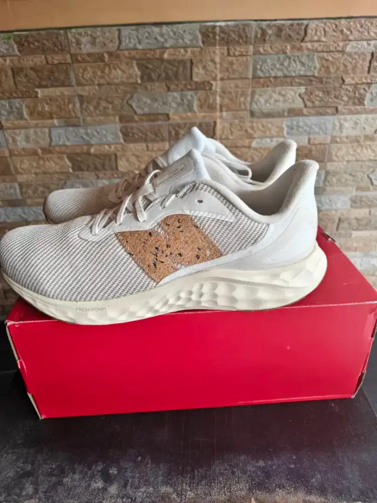 New Balance Fresh Foam Arishi V4 Men Running Shoes Ivory