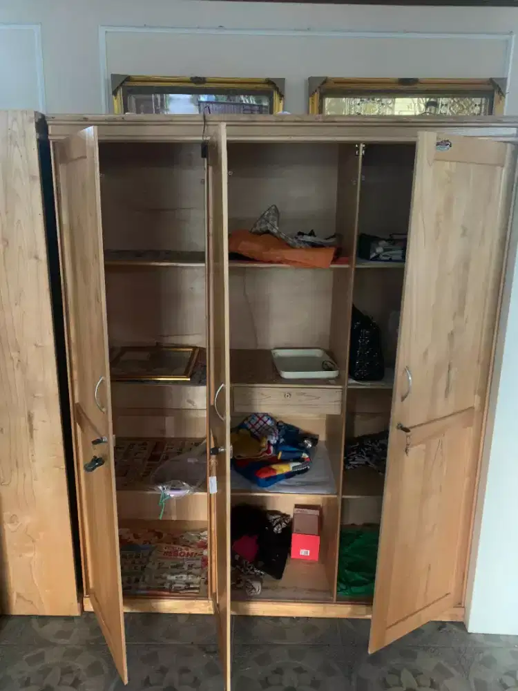 Lemari kayu 3 pintu masih sangat bagus