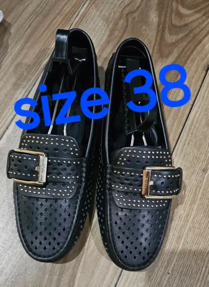 Sepatu Tod's Perforated Studded Leather Loafers / Gommino Moccasins