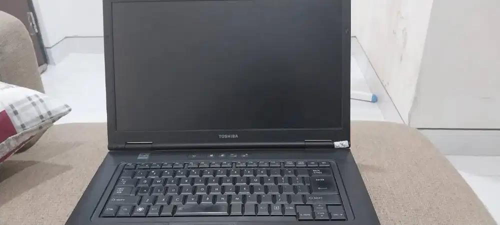 Dijual cepat laptop toshiba siap pakai mau pulang kampung