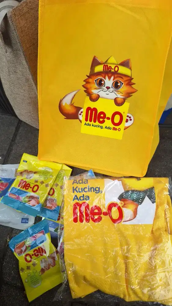 Jual Rugi/ Barter - New - Me-O Makanan kucing+ Kaos + totebag