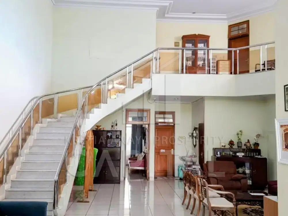 RUMAH LUAS TERAWAT SIAP HUNI DENGAN PAVILIUN NYAMAN DI SETRASARI BANDUNG