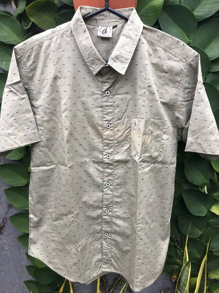 Kemeja Volcom Size M Sage Motif Kumis Lengan Pendek Minus Noda