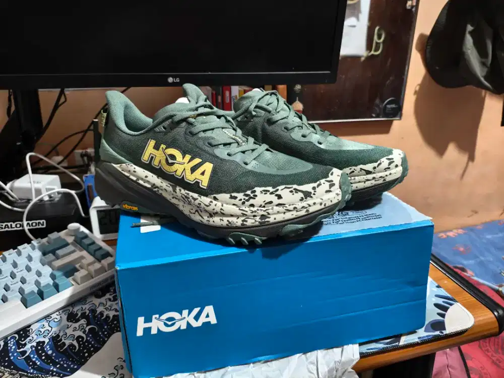 Sepatu Hoka Speedgoat 6 Trail Run Size 42,2/3 (Baru)