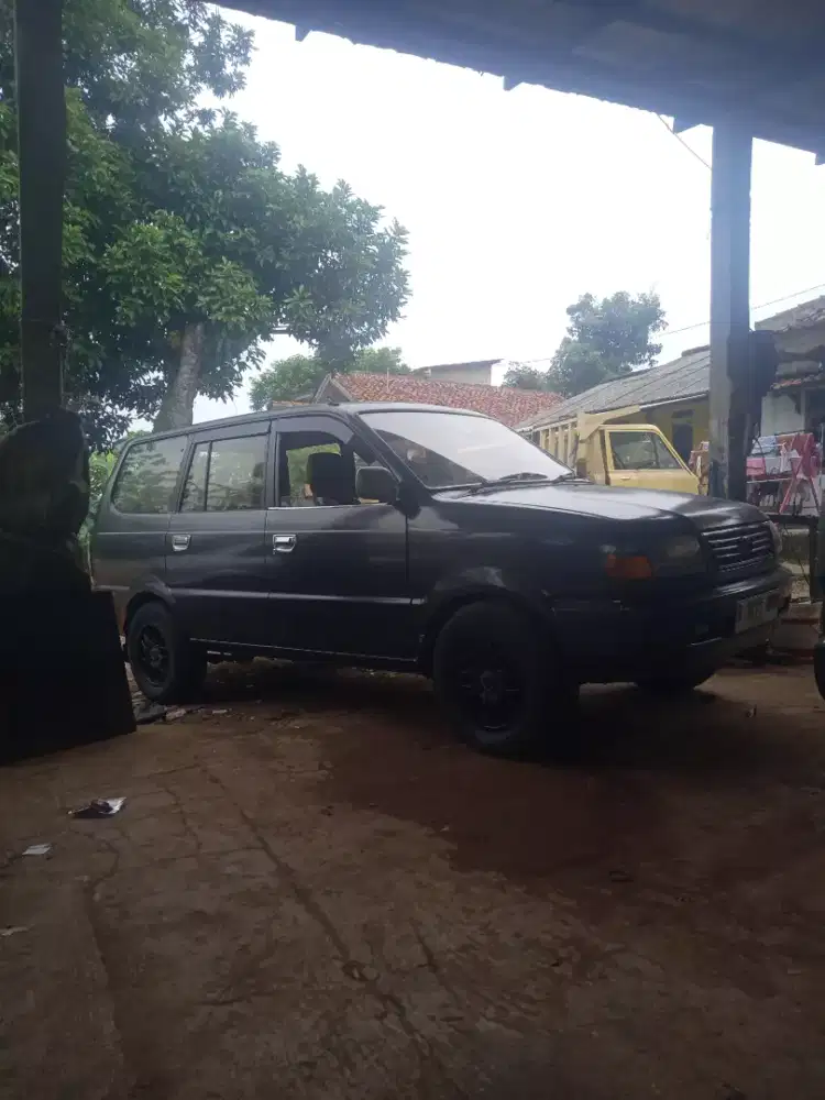 Toyota Kijang kapsul th tua