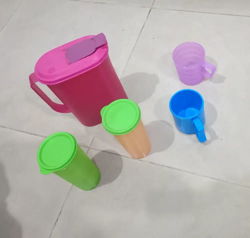 Peralatan minum tupperware (bekas)