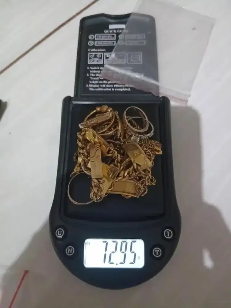 Menerima jual beli emas dari tokoh lain