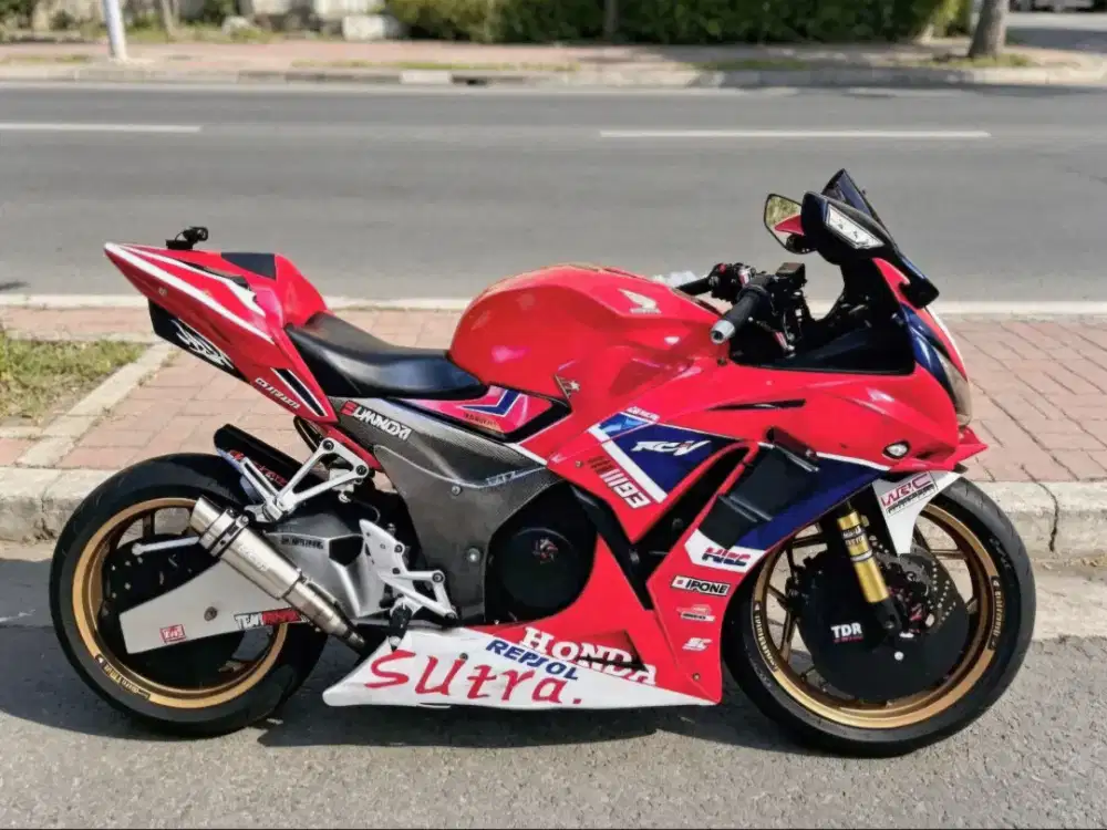 CBR 150 modif moge look. Body custom full cover. Murah aja jual santai