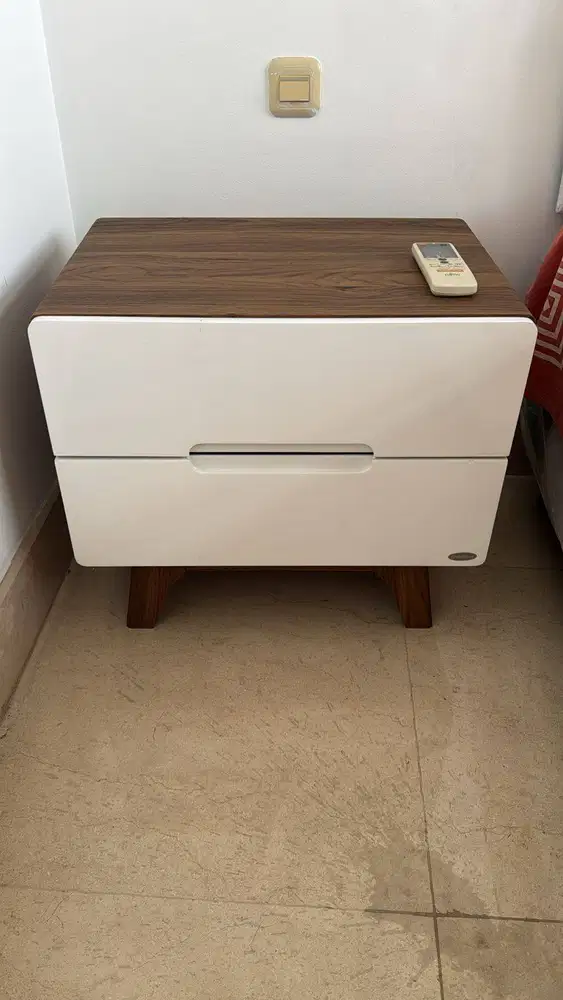 Meja samping tempat tidur