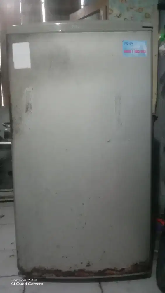 Frizeer dijual merek aqua