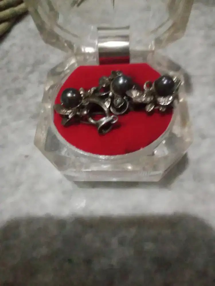 Cincin mutiara hitam