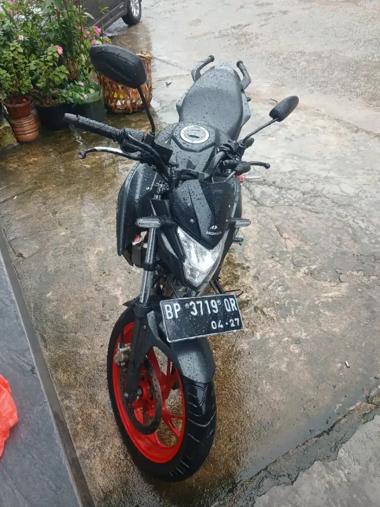 CB150R HITAM DOOF RANGKA MERAH