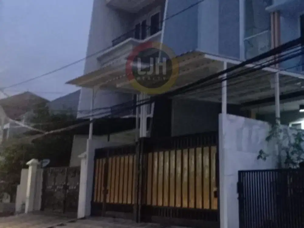 Rumah 3 Lantai di Summagung Kelapa Gading Jakarta Utara