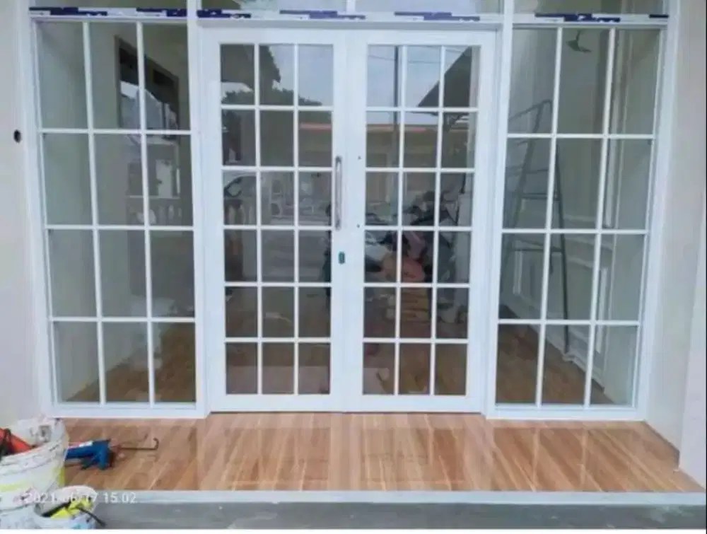 Pintu kaca aluminium dan kaca tempered