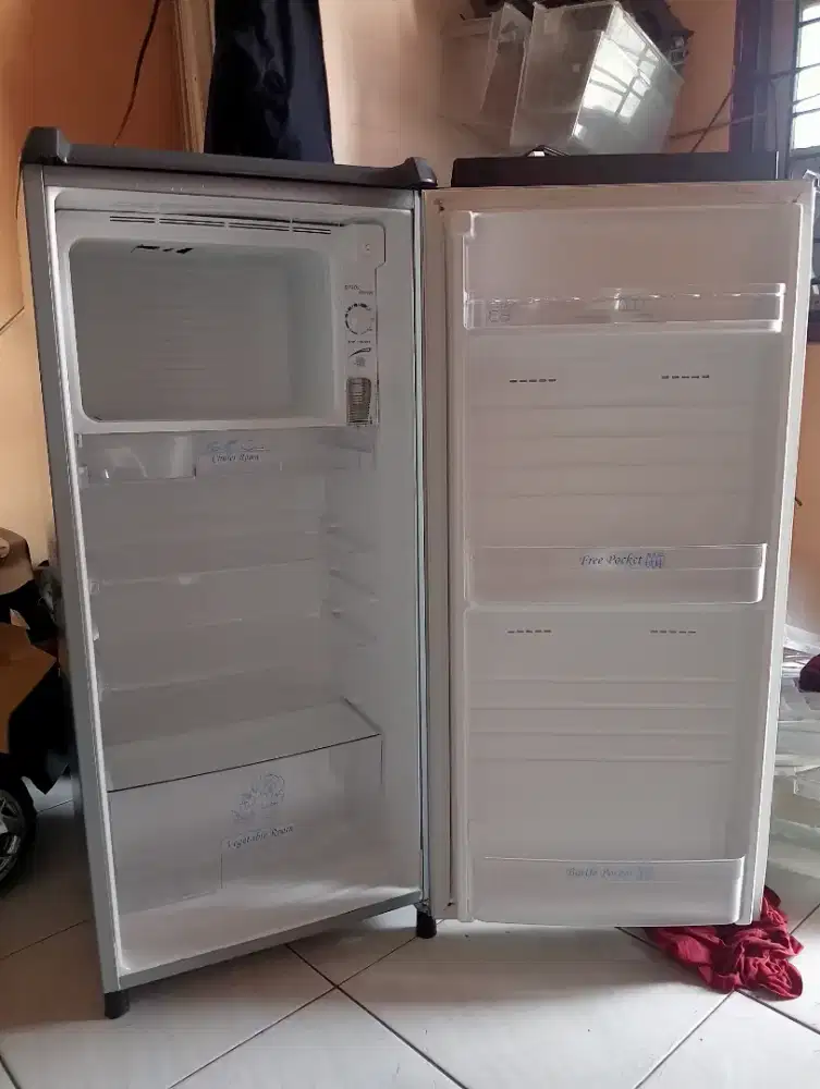 Di jual kulkas AQUA 1 pintu masih orisinil pabrik