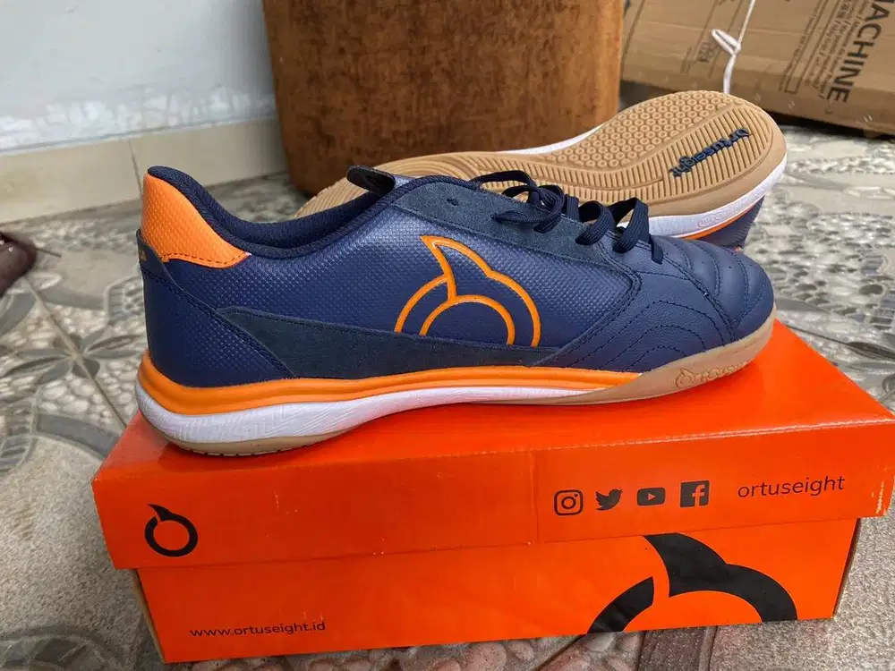 Sepatu futsal ortuseight