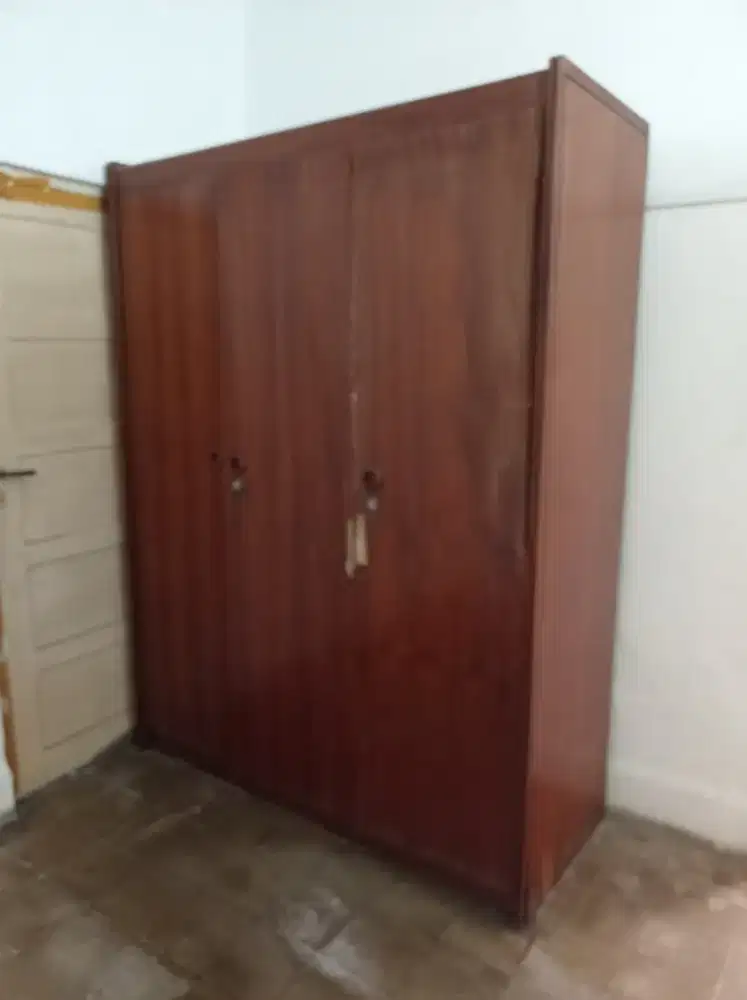Lemari Pakaian Lawas