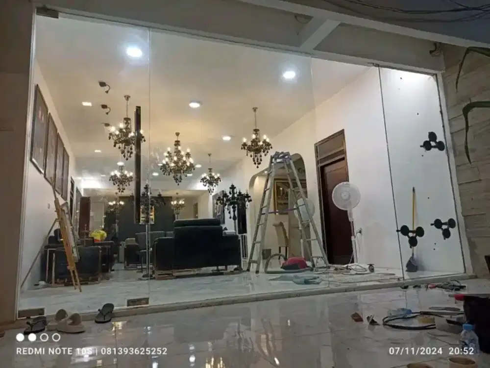Pintu kaca tempered dan kusen aluminium