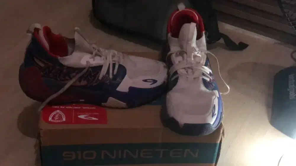 SEPATU BASKET MEREK NINTEEN UK 42
