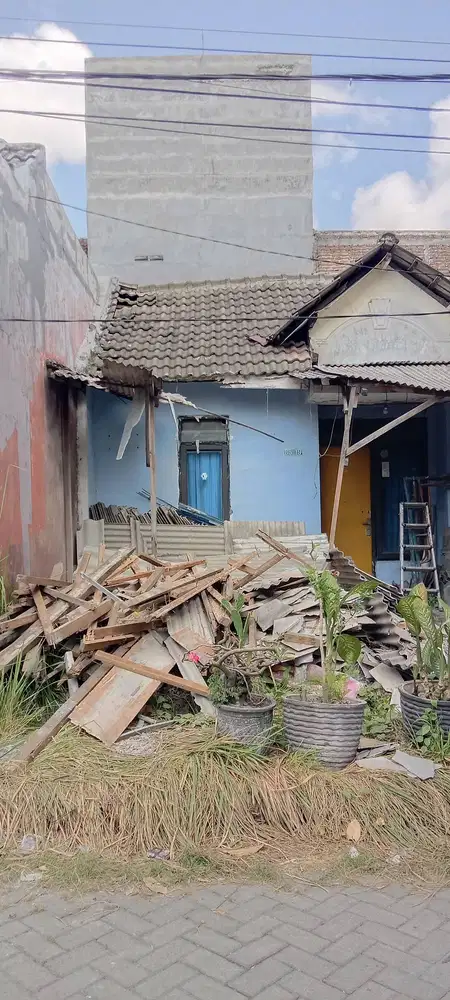 Kayu dan Asbes bekas bongkaran