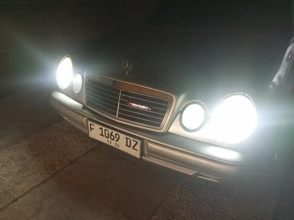 Mobil Mercedes E230