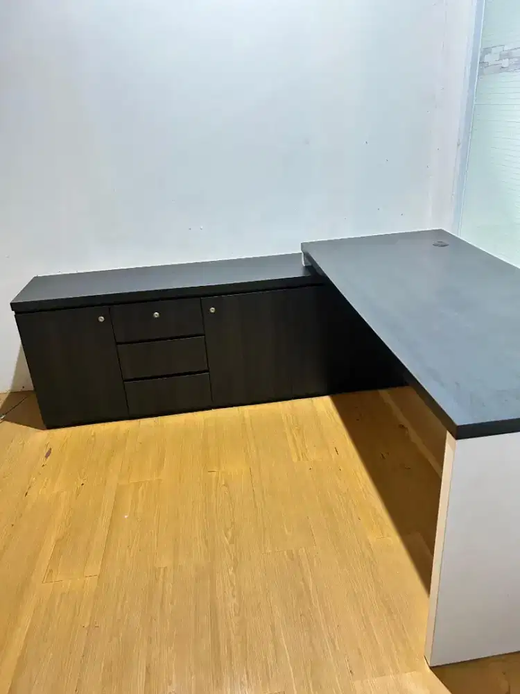 MEJA DIREKTUR TIPE L