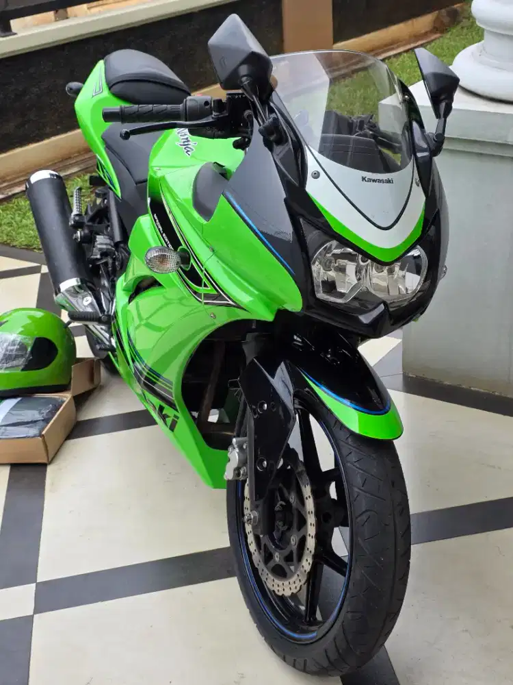 Kawasaki ninja 250R karburator km 10 ribu gress like new