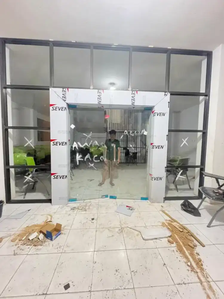 Aneka pintu kaca dan kaca tempered