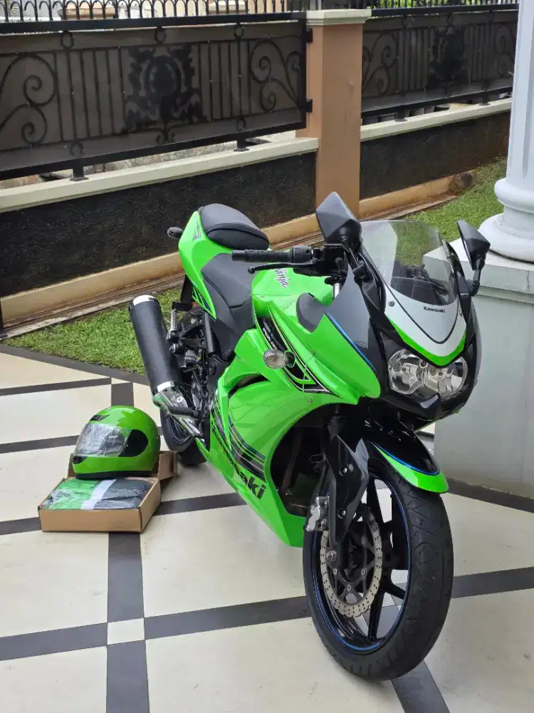 Kawasaki ninja 250R kaburator 2012 cbu km 10 ribu gress like new