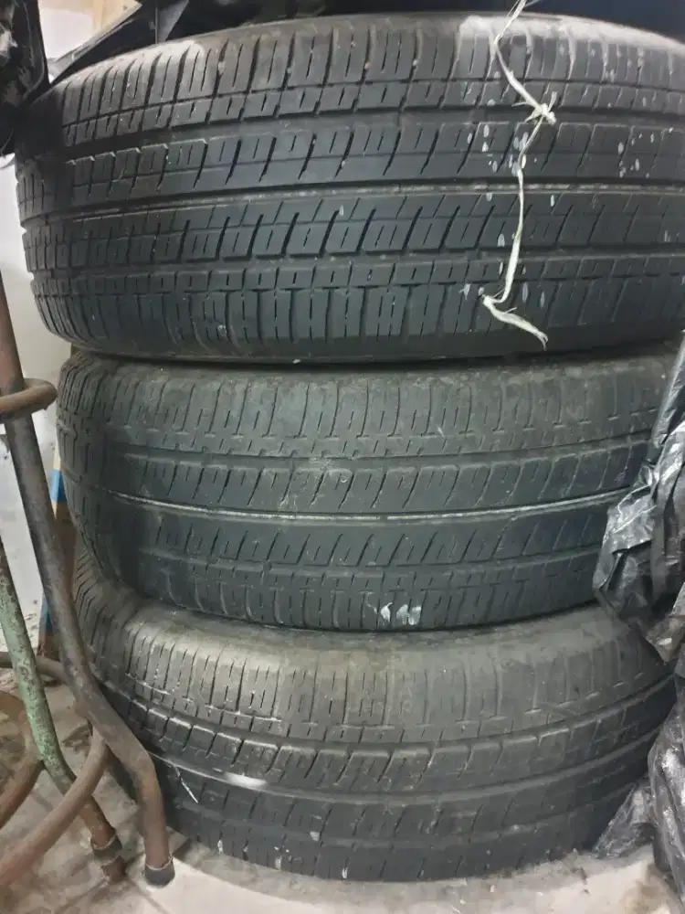 Ban Bridgestone Dueler 225 65 R17 bekas CRV