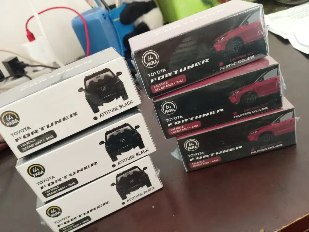 Toyota Fortuner 1:64 Black & Emotional Red
