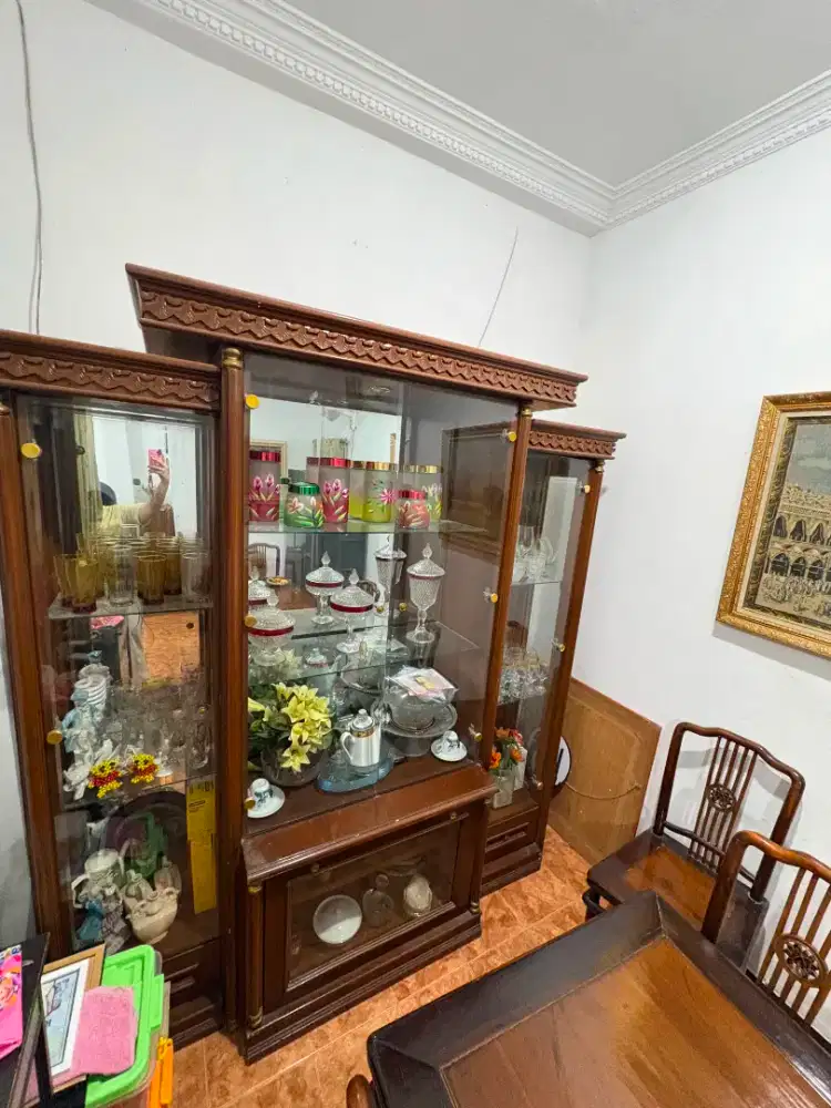 Lemari Pajangan Kayu Jati