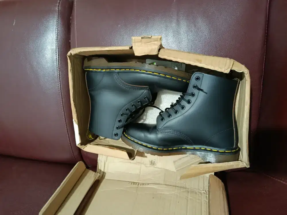 Sepatu DocMart 1460 size 39  ORI