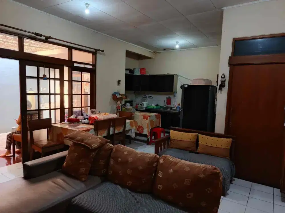 Dijual rumah
THI 1
LT 187
LB 130
Lm 11 x 17
kt 3+ 1
km 2
sible
2200wt
carport 1
garasi 1
SHM

HRG 1,4 nego tipis