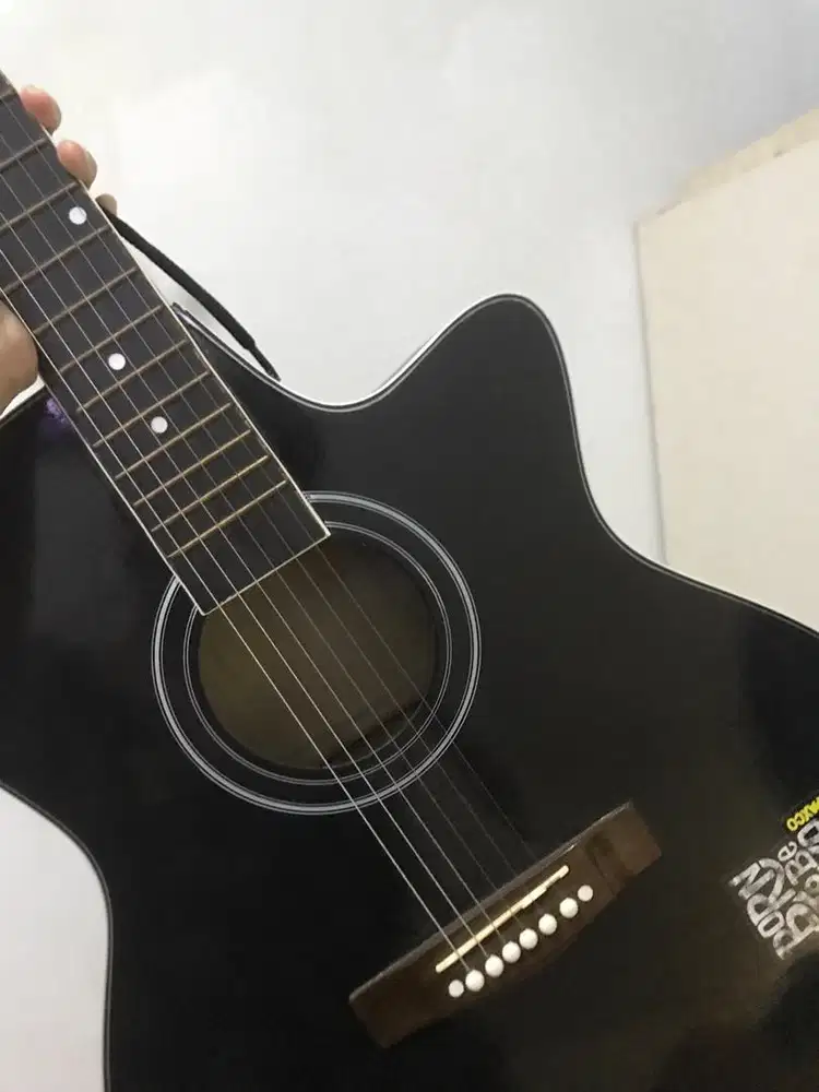 DIJUAL CEPAT GITAR LOKAL NO MINUS BARU DIPAKAI 6 BULAN