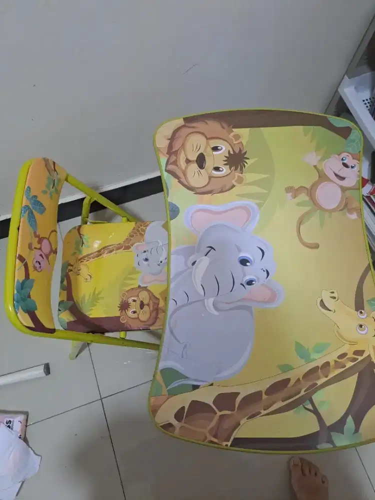 Meja belajar anak