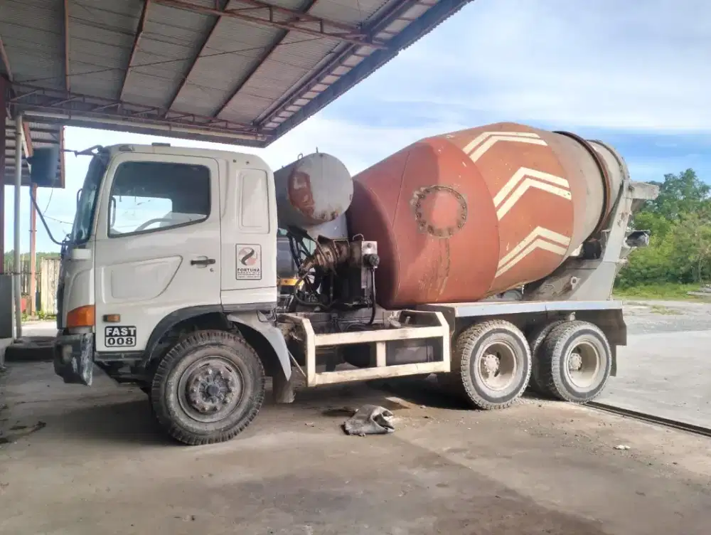 Truck mixer Hino lohan tahun 2016