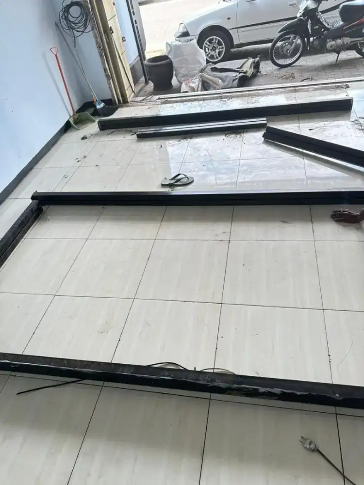 Jual rangka besi+ kaca bekas usaha