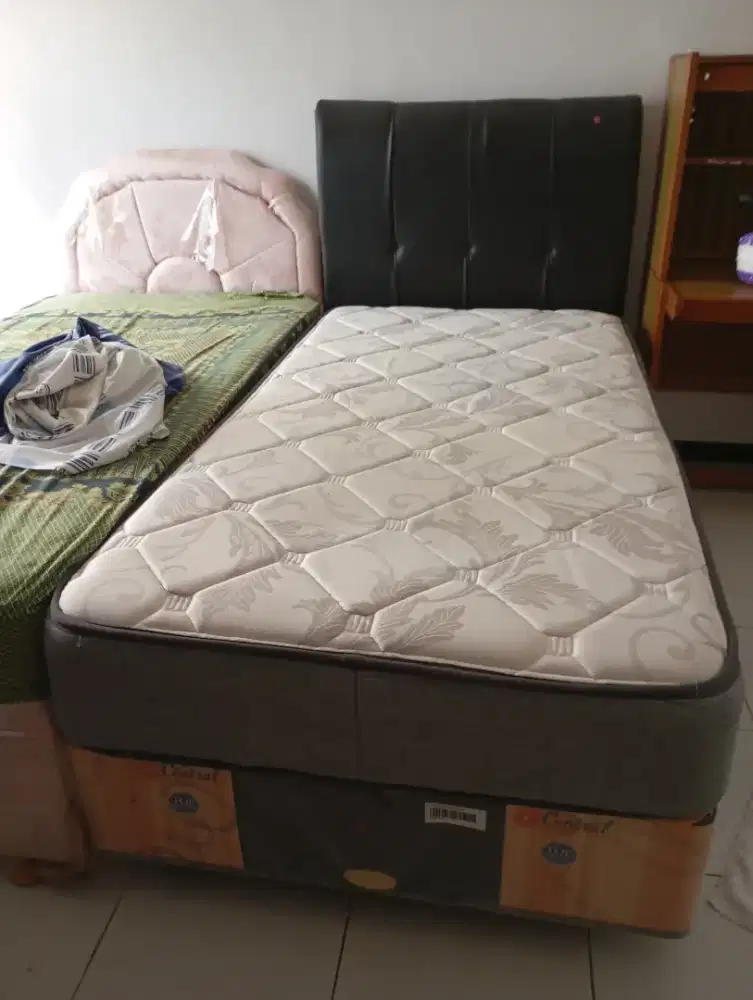 Spring bed, Lemari display kaca, Meja belajar, Meja TV, Lemari pakaian