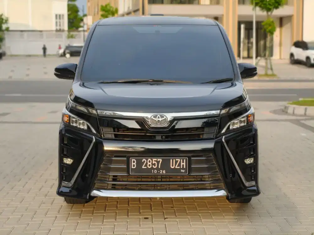 TOYOTA VOXY 2.0 AT 2021